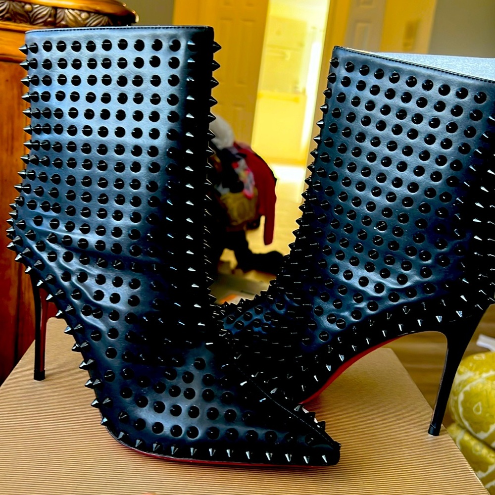 Elegant and classy louboutin women boots. Size 42